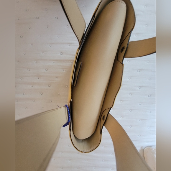 $2,000 FERRAGAMO LIMITED STRUCTURED TOTE - Picture 6 of 12